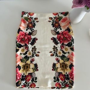 Floral Midi stretchy skirt. Size S-M
